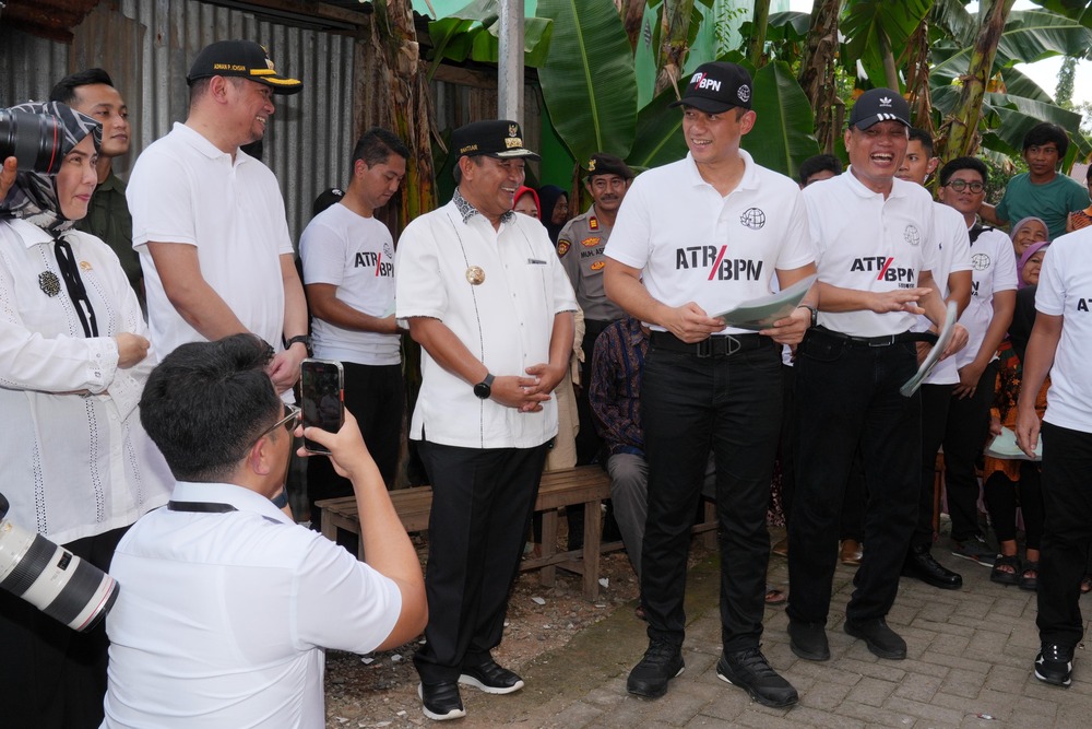 AHY membagikan sertifikat ptsl