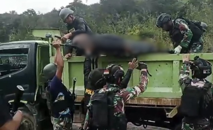 Danramil Aradide saat dievakuasi