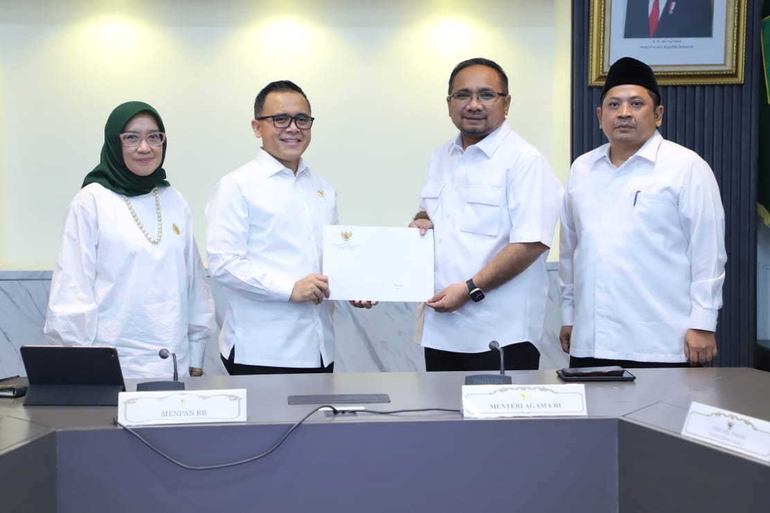Menteri PANRB Abdullah Azwar Anas menyerahkan izin prinsip formasi ASN Kementerian Agama kepada Menag Yaqut Cholil Qoumas di Jakarta, Senin (01/04).