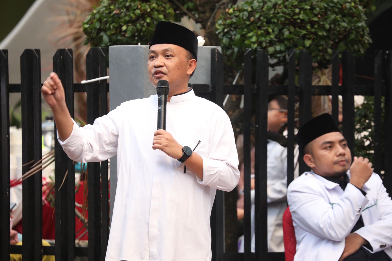 Ilham Azikin memberikan sambutan dalam buka puasa bersama warga Bantaeng