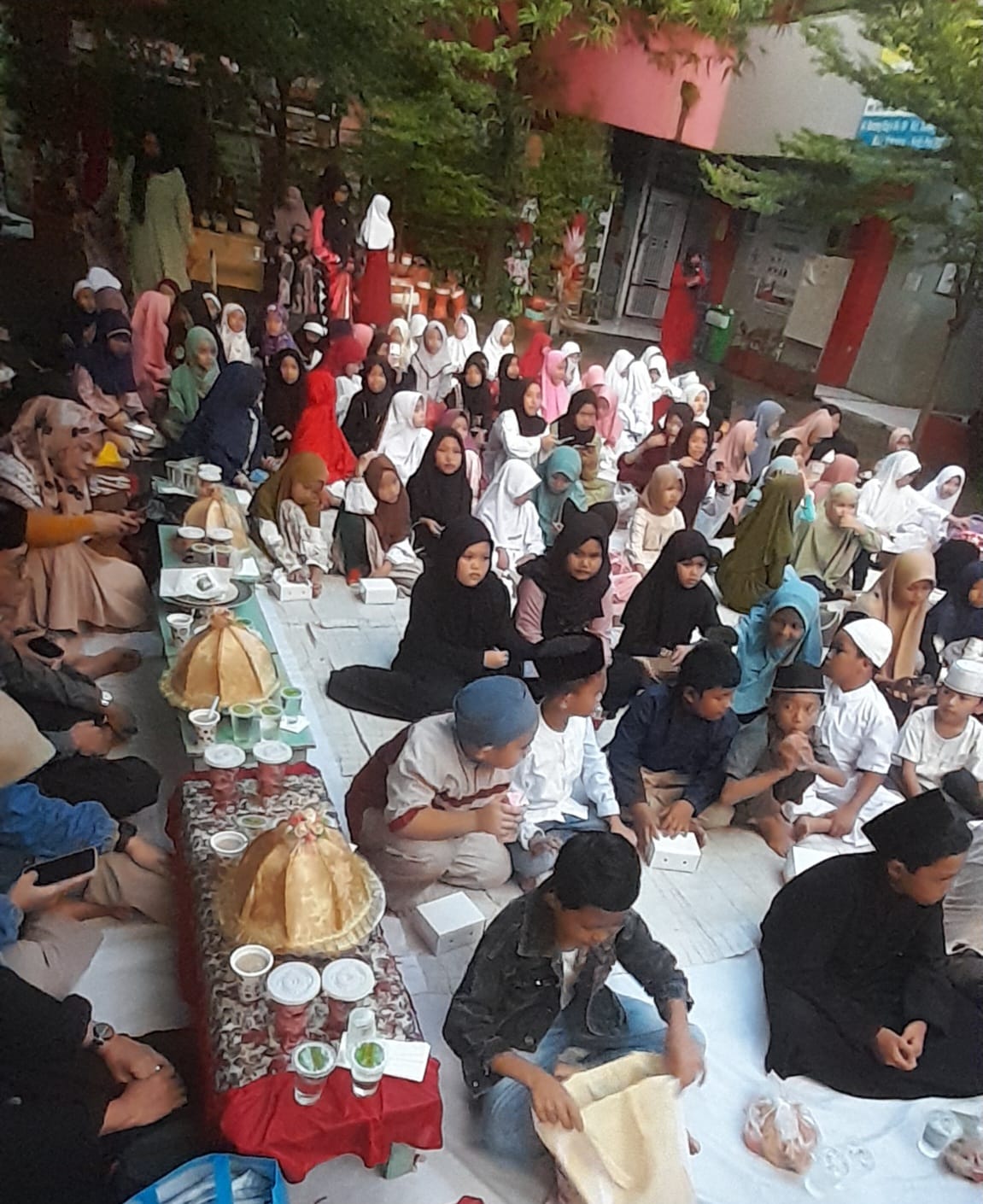 Murid SD Negeri Borong mengikuti buka puasa bersama