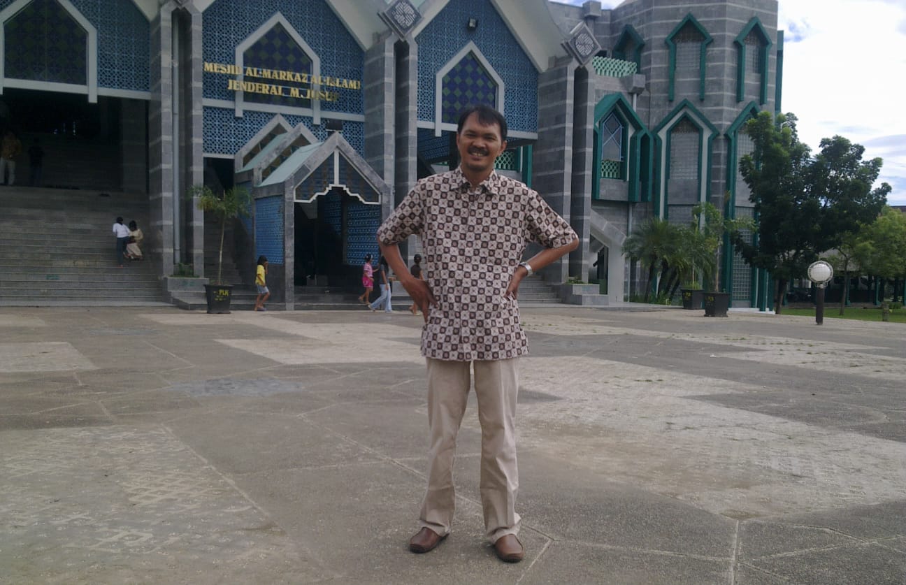 Penulis di depan Masjid Al Markaz Al Islami