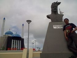 Helm, Solidaritas Sosial, dan Demonstrasi