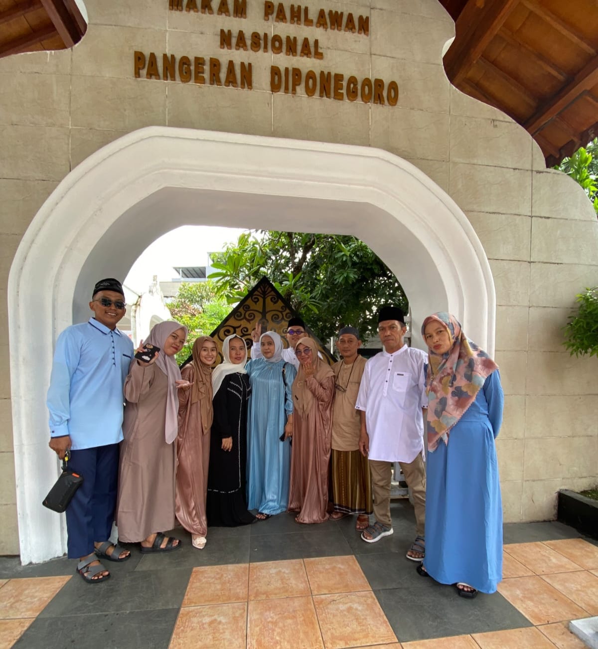 Dg Nuhung dan keluarga di makam Pangeran Diponegoro