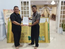 Pj Bupati Sinjai Terima Puisi “Namaku Sinjai”