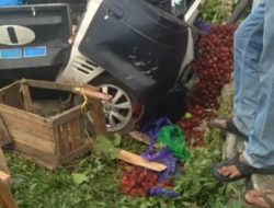 Kendaraan Pengangkut Buah Alami Lakalantas, Kepala Mobil Nyaris Terlepas