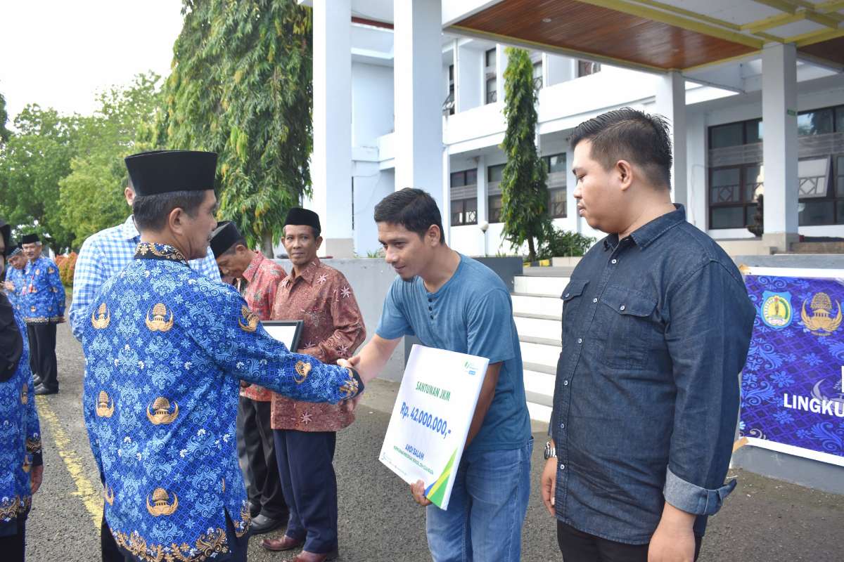 Wabup selayar Saiful Arif menyerahkan santunan JKM