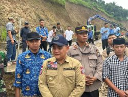 Pj Bupati Sinjai Langsung Tinjau Lokasi Longsor di Sinjai Borong