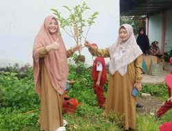 Peringati Hari Bumi 2024, Murid SD Negeri Parinring Makassar Tanam Beragam Pohon