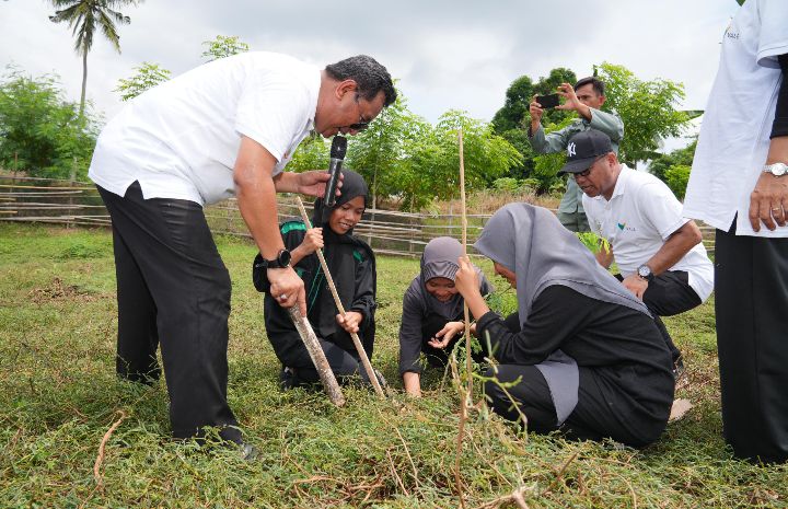 Pj Gubernur Sulsel menanam 2 juta pohon