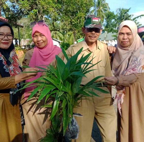 Para guru dan murid SDN No 269 Balleanging Ujung Loe Bulukumba memperingati Hari Bumi, 22 April 2024