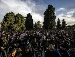 Walau Dibatasi, 60.000 Warga Palestina Shalat Idul Fitri di Masjid Al-Aqsa