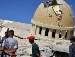 Adzan Berkumandang di Tengah Reruntuhan