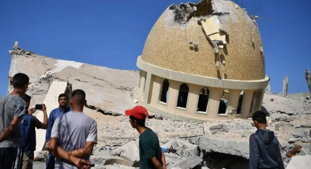 Adzan berkumandang di tengah reruntuhan