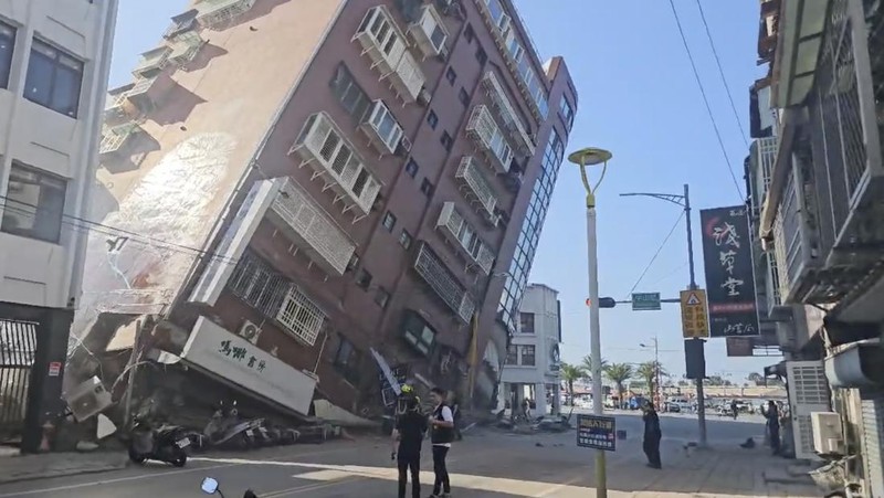 Gempa bumi landa Taiwan sejumlah bangunan miring