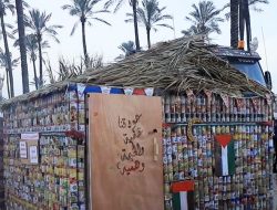 Perempuan Gaza Kirim Pesan Ketangguhan Melalui Tenda dari Kaleng Kosong dan Salad Berduri