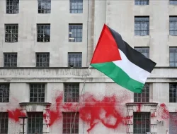 Aktivis Pro Palestina Semprotkan Cat Merah ke Kemenhan Inggris, ini Sebabnya