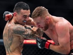 Hasil UFC 300: Justin Gaethje Tumbang Ditangan Max Holloway pada Detik Terakhir