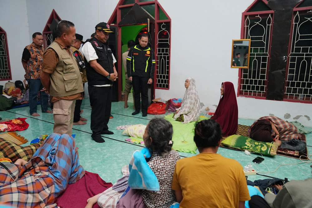 Penjabat Gubernur Sulsel, Bahtiar Baharuddin, mengunjungi langsung Kabupaten Luwu, Jumat, 4 Mei 2024, yang terkena bencana banjir dan tanah longsor.
