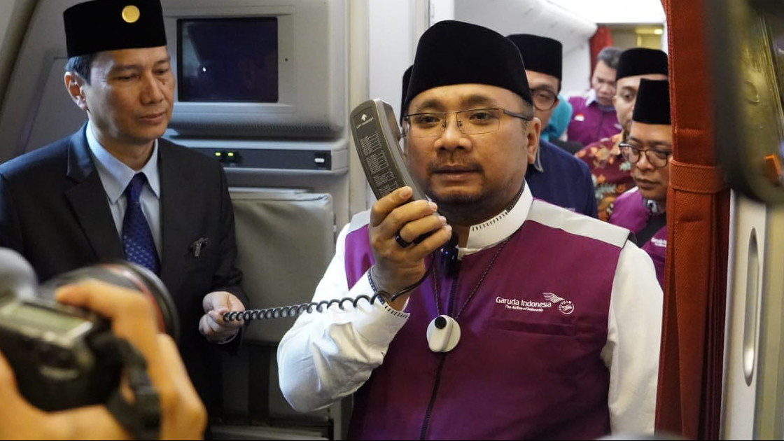 Menteri Agama (Menag) Yaqut Cholil Qoumas melepas keberangkatan 388 jemaah haji kelompok terbang (kloter) pertama Embarkasi Jakarta - Pondok Gede (JKG-01)