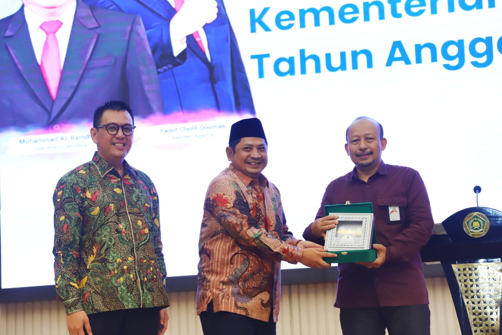 Plh. Deputi Bidang SDM Aparatur Kementerian PANRB Abdul Hakim (kedua dari kiri) di acara Sosialisasi dan Penyerahan Formasi ASN untuk seluruh satuan kerja Kementerian Agama, di Jakarta, Rabu (29/05).