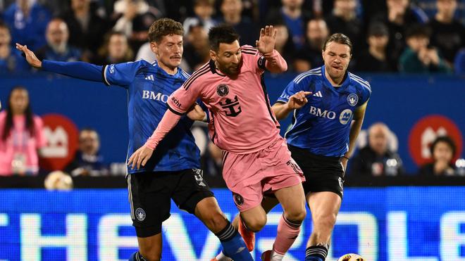 Lionel Messi (Inter Miami) diapit pemain DC, Inter Miami unggul atas gol Campana