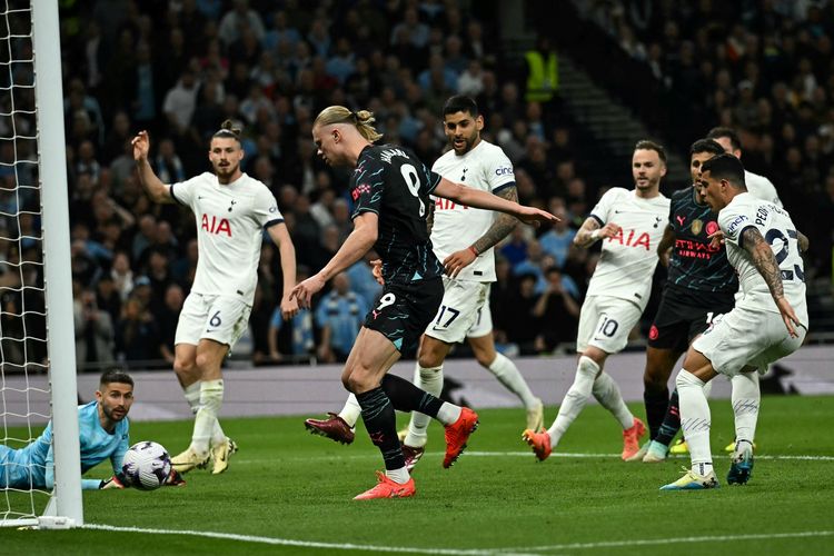 The Citizens julukan Manchester City semakin dekat dengan gelar juara Inggris. Setelah berhasil mengalahkan Tottenham Hotspur 2-0