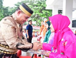 Pj Bupati Sinjai Serahkan Satya Lencana ke Sejumlah ASN Disdik