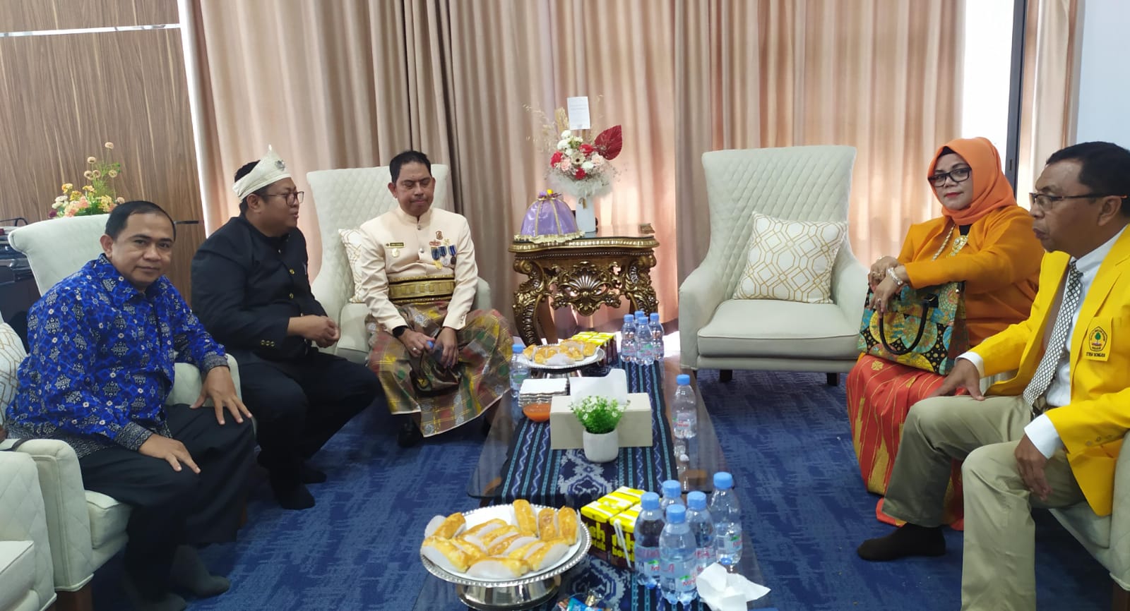 Kepala LLDIKTI Wilayah IX, Dr Andi Lukman, M.Si saat menerima silaturrahim Koordinator Ketua Presidium Majelis Pengurus Pusat ADPERTISI, Dr. Buyung Romadhoni, M.Si bersama Sekjen, Ibrahim, SE, M.Si Ak CA, di ruang kerja Kepala LLDIKTI IX, Kamis 2 Mei 2024.