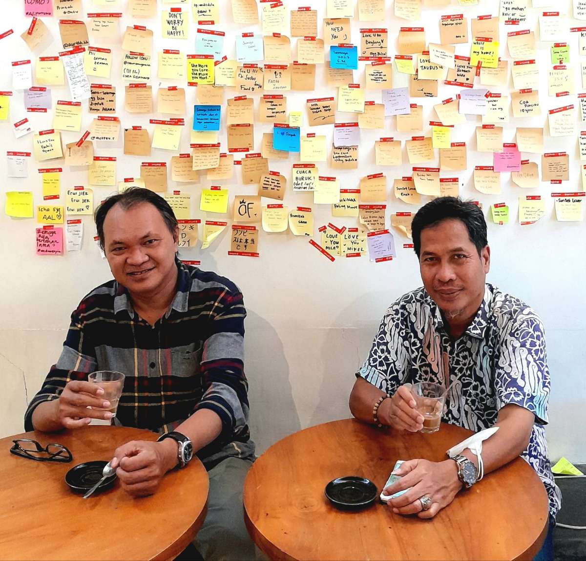 Rusdin Tompo dan Fadli Andi Nasif di kedai kopi