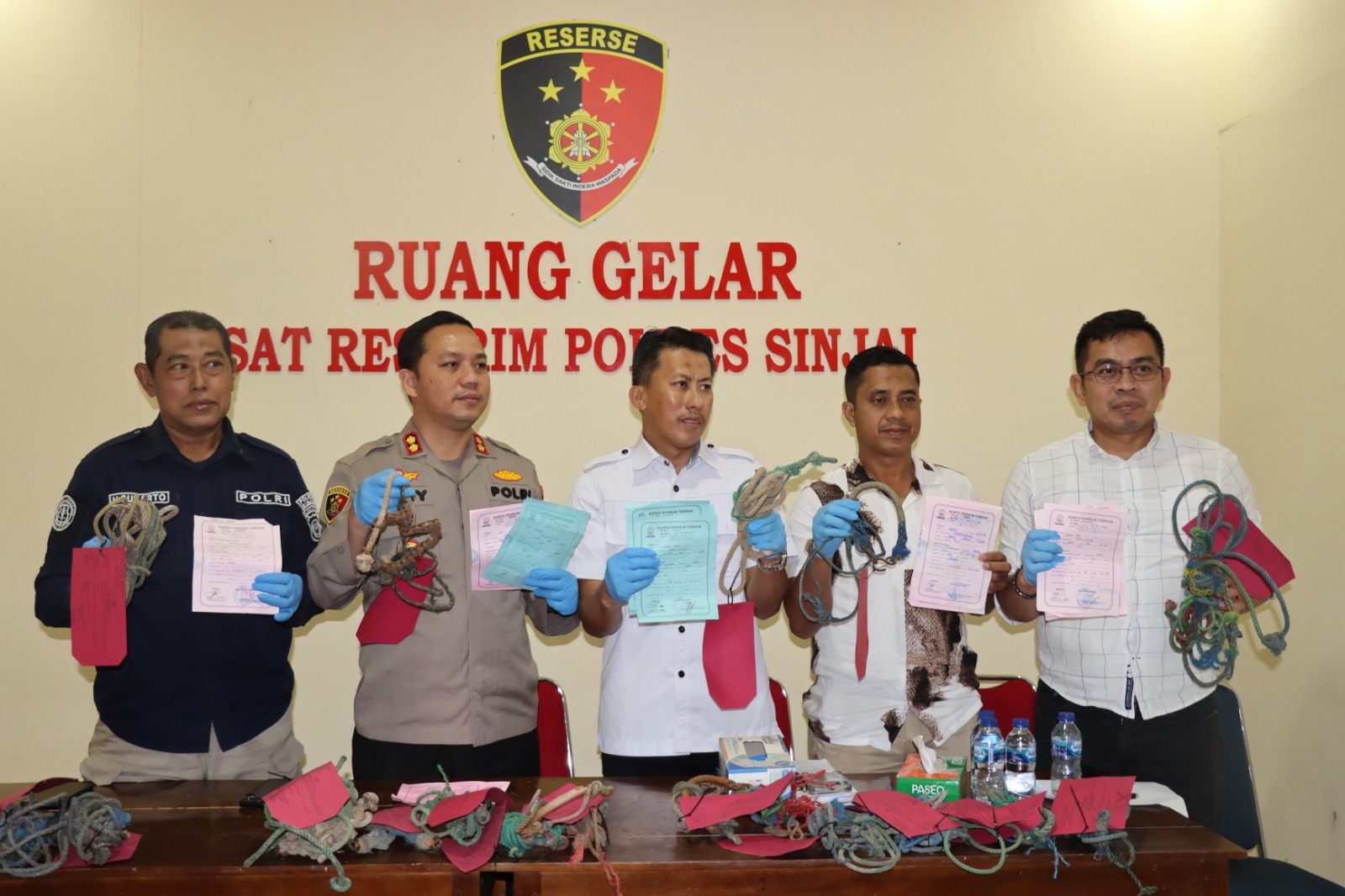 Kapolres Sinjai Akbp Fery Nur Abdulah, S.Ik, beberkan hasil temuan saat penggeledahan dugaan tindak pidana pencurian ternak di Desa Aska, Kecamatan Sinjai Selatan,