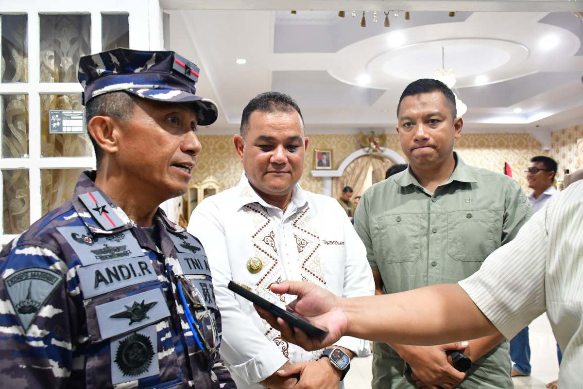 (Danlantamal) VI Makassar, Brigjen TNI (Marinir) Andi Rahmat M, bersama jajarannya melakukan kunjungan kerja ke Kabupaten Sinjai, Kamis (17/05) malam