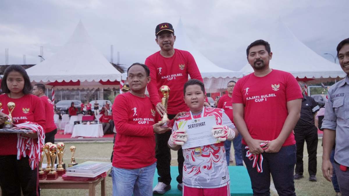 Kepala Kejaksaan Tinggi Sulawesi Selatan Agus Salim, S.H.,M.H., secara resmi menutup turnamen Sepak Bola Kajati Sulsel Cup I 2024.