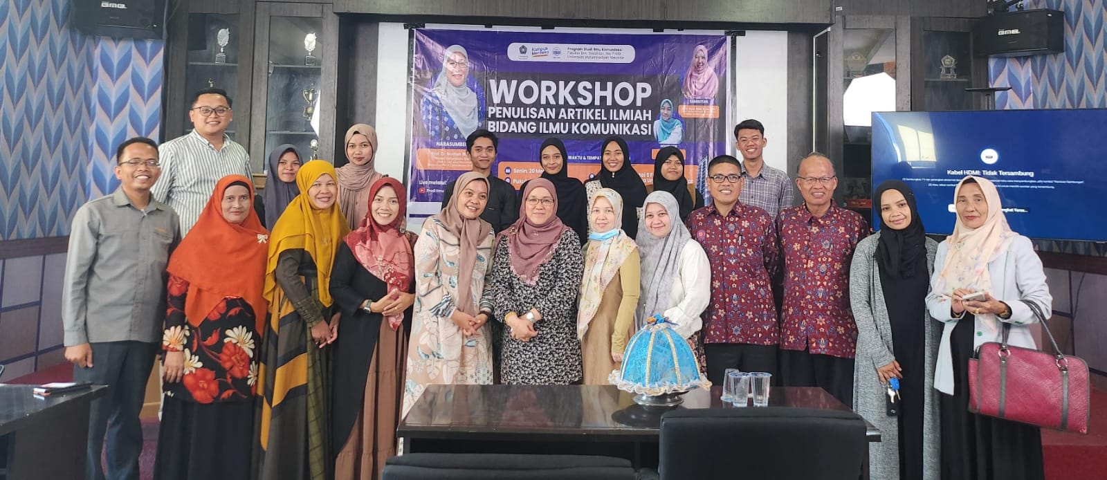 Prof Dr Normah Mustaffa foto bersama peserta workshop