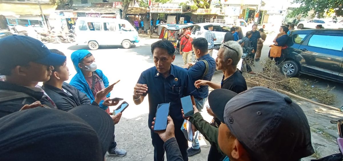 Nasrullah ahli waris dari Ramang Bin Manruppai mengadakan konferensi pers