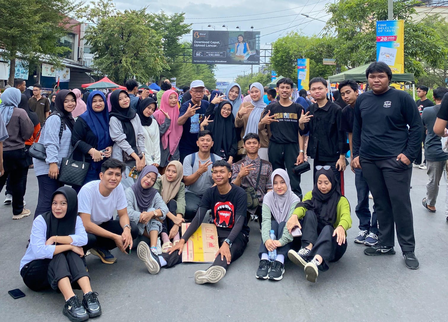 Mahasiswa fisip ilmu komunikasi Unismuh kuliah lapangan praktek mencari dan menulis berita di Car Free Day Jl. Boulevard Panakkukang, Ahad 26 Mei 2024.