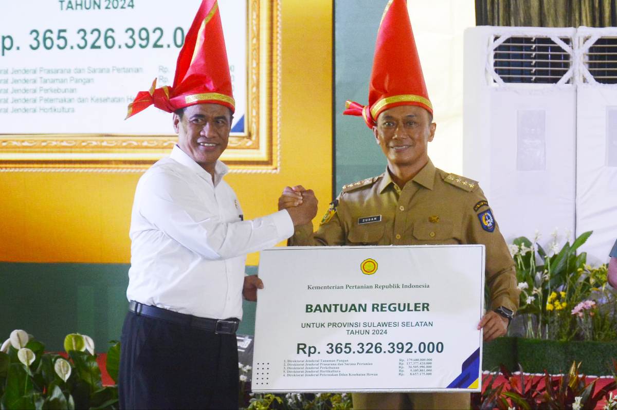 Bantuan pertanian itu diserahkan secara simbolis oleh Mentan Amran Sulaiman kepada Pj Gubernur Sulsel, Prof Zudan Arif Fakrulloh di Kantor Gubernur Sulsel, Senin 27 Mei 2024.