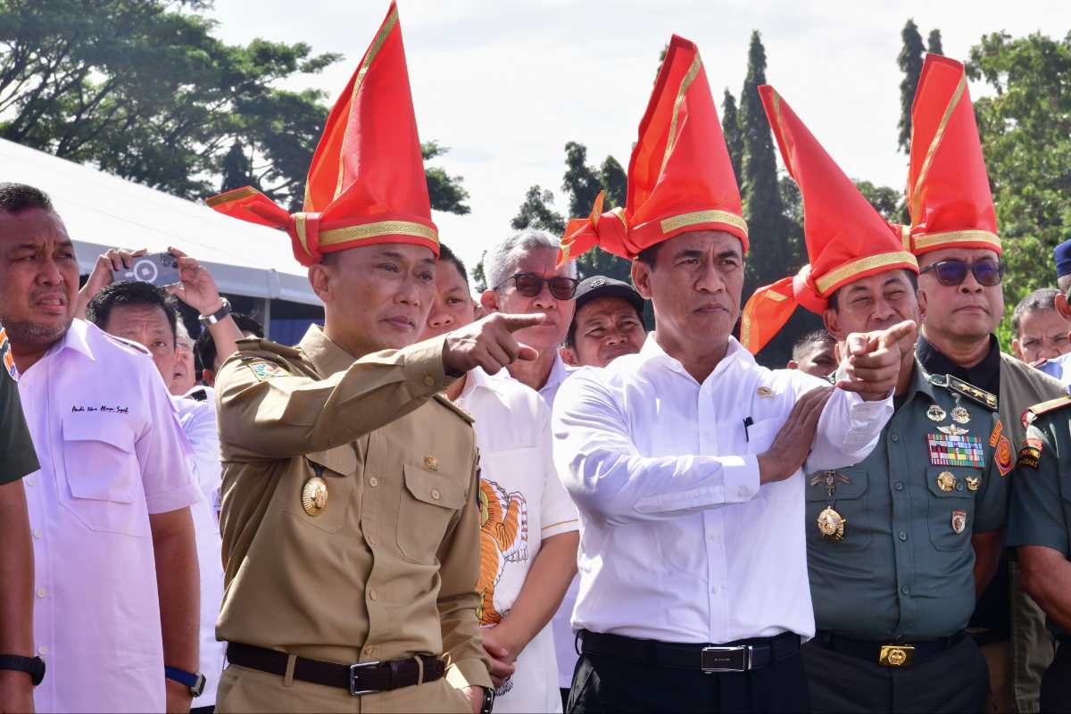 Menteri Pertanian Andi Amran Sulaiman didampingi Pj Gubernur Sulsel Prof Zudan