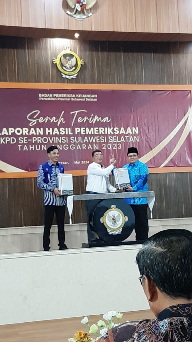 Penyerahan WTP langsung oleh Kepala Perwakilan Badan Pemeriksaan Keuangan (BPK) Sulawesi Selatan, Kepala BPK Perwakilan Sulawesi Selatan, Dr. Amin Adab Bangun, S.E., M.Si., Ak., CA, CSFA, CFrA