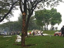 Pesawat Jatuh di di Lapangan Sunburst Serpong