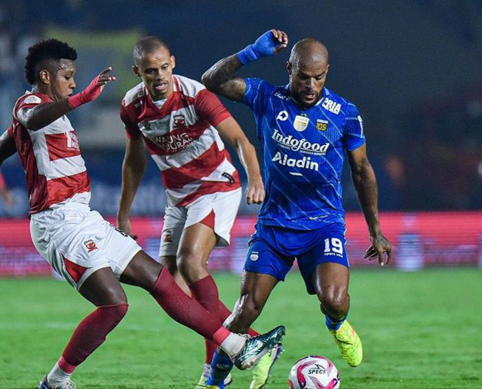 Persib Bandung mengalahkan Madura United 3 - 0