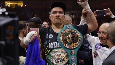 Oleksandr Usyk menyabet gelar Undisputed Heavyweight Champion
