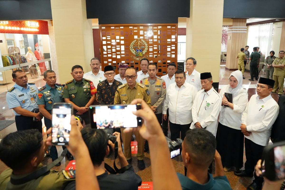PJ Gubernur Sulsel Prof Zudan Arif Fakrulloh melakukan konferensi pers terkait W Super Club
