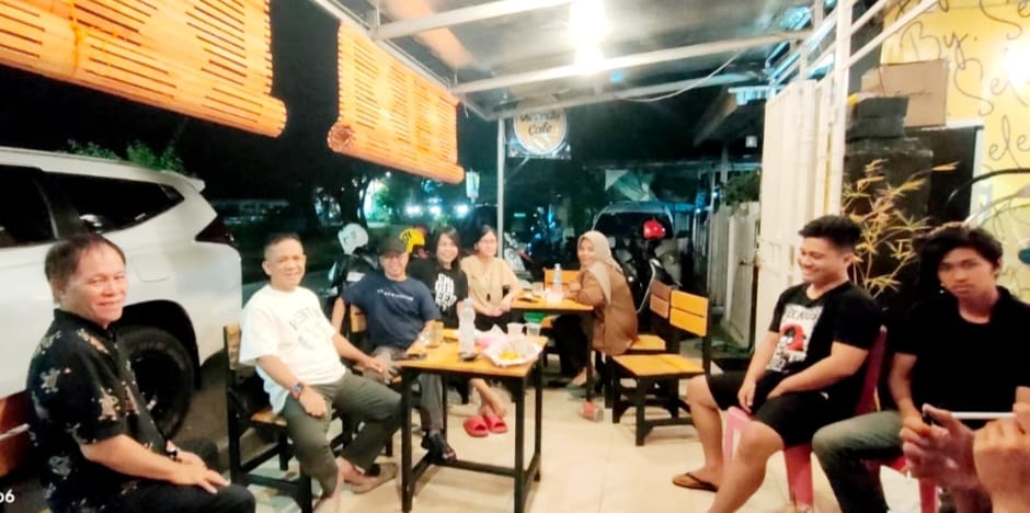 mahasiswa jurusan Arsitektur Fakultas Teknik Universitas Hasanuddin, pendiri UKM Mapala 09 FT Unhas Anwar Mattawape, ST, MBA melakukan kunjungan silaturahmi ke Virendy Cafe, Sabtu (08/06/2024) malam.