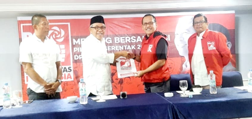 IAS menyerahkan formulir pendaftaran calon Gubernur Sulsel kepada Ketua DPW PSI