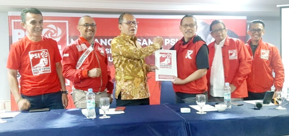 Danny Pomanto menyerahkan berkas pendaftaran kepada Ketua DPW PSI Muhammad Surya