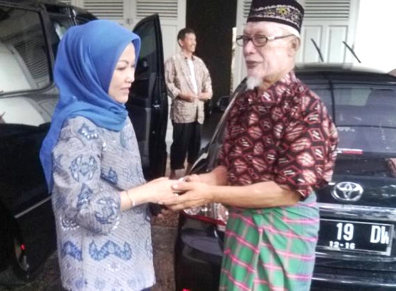 JELANG PEMILIHAN REKTOR UNHAS. H.Masri Pulubuhu menjabat tangan putrinya, Prof.Dr.Dwia Aries Tina Pulubuhu, M.A. sebelum ke Kampus Tamalanrea, mengikuti kontestasi pemilihan rektor Unhas 17 Januari 2014. (Foto: Istimewa).