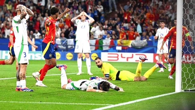 Para pemain Italia tampak kecewa setelah gol bunuh diri R.Calafiori pada menit ke-55 yang mengunggulkan Spanytol 0-1. (Foto:Reuters).,