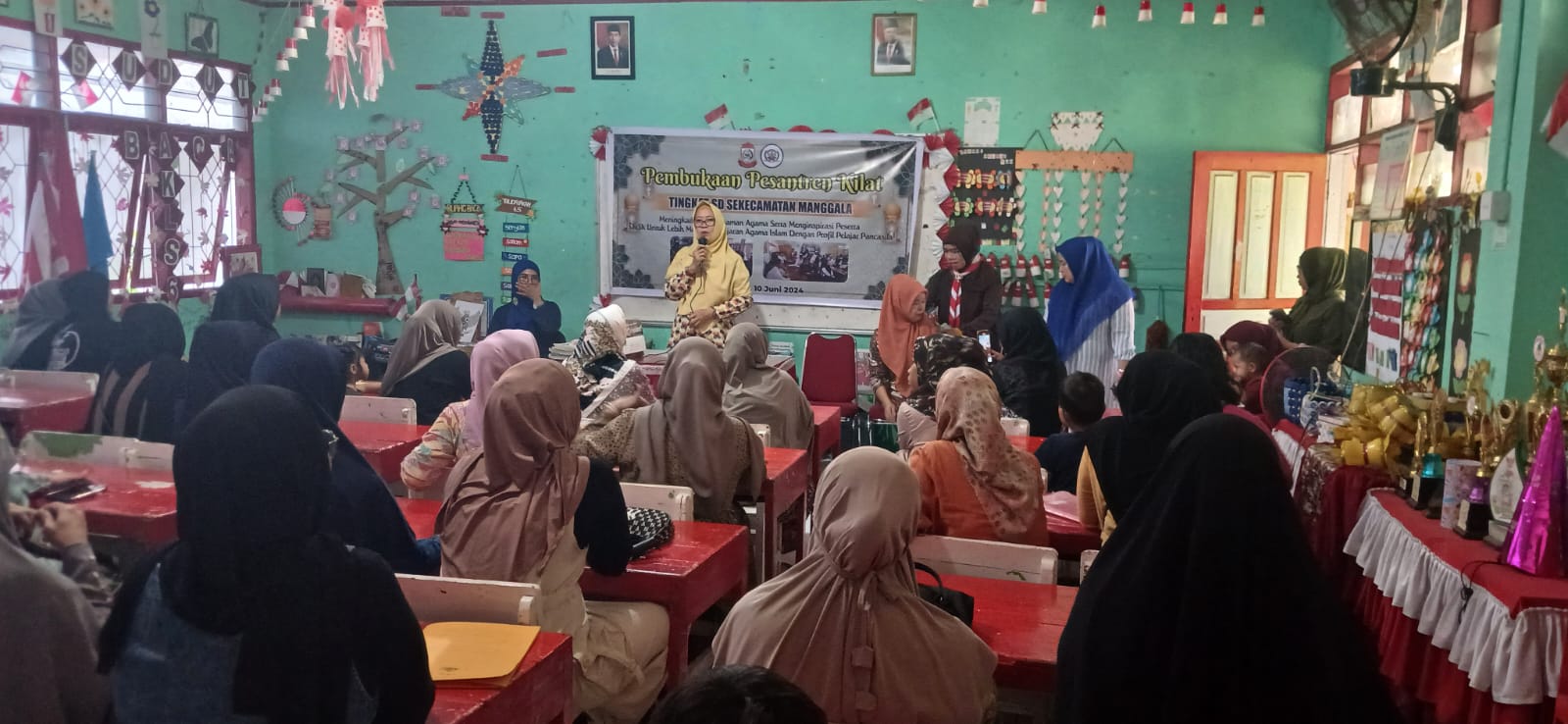 Suasana penerimaan raport SD Negeri Borong