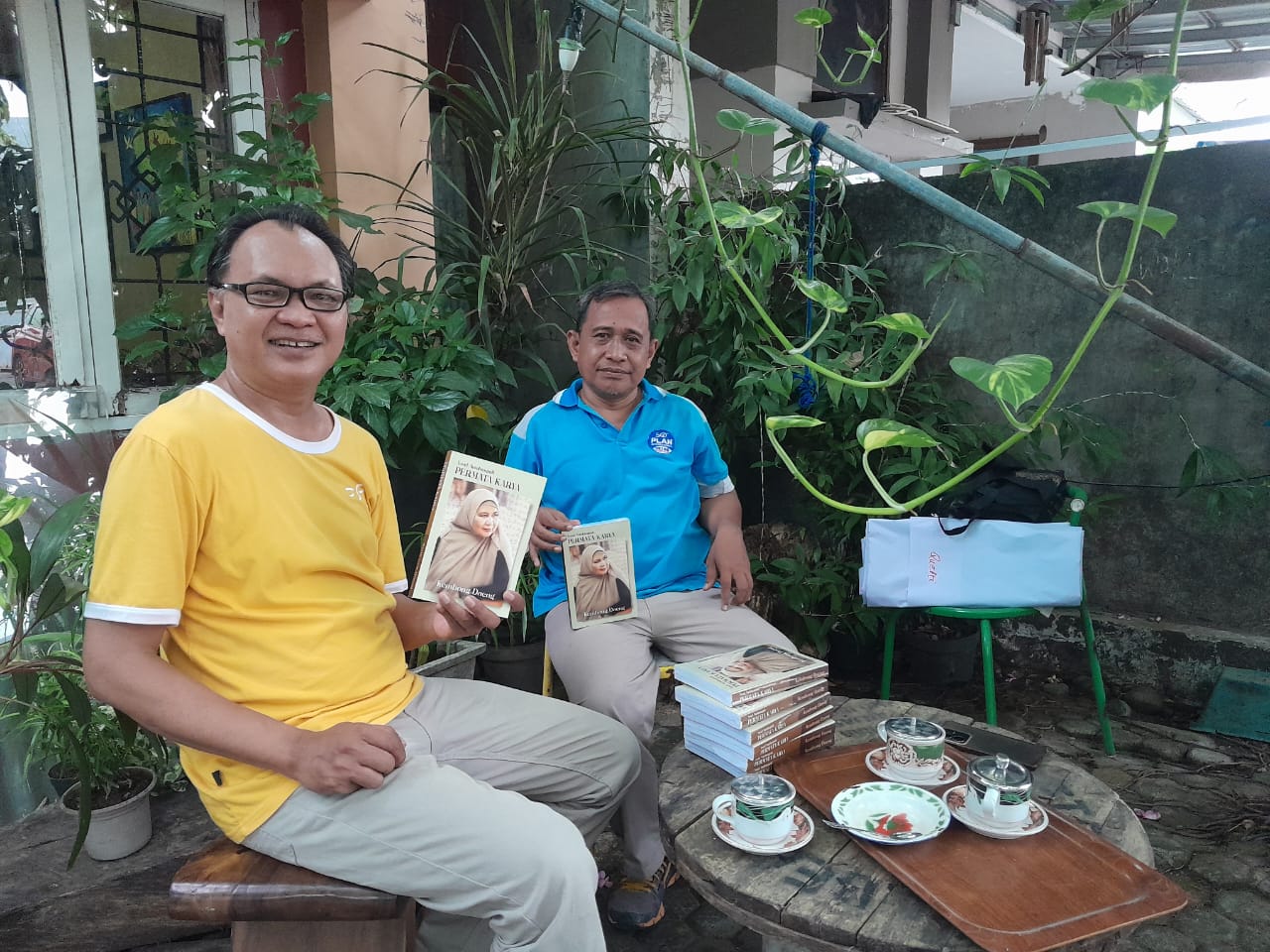 Rusdin Tompo (kuning) bersama Nasrul